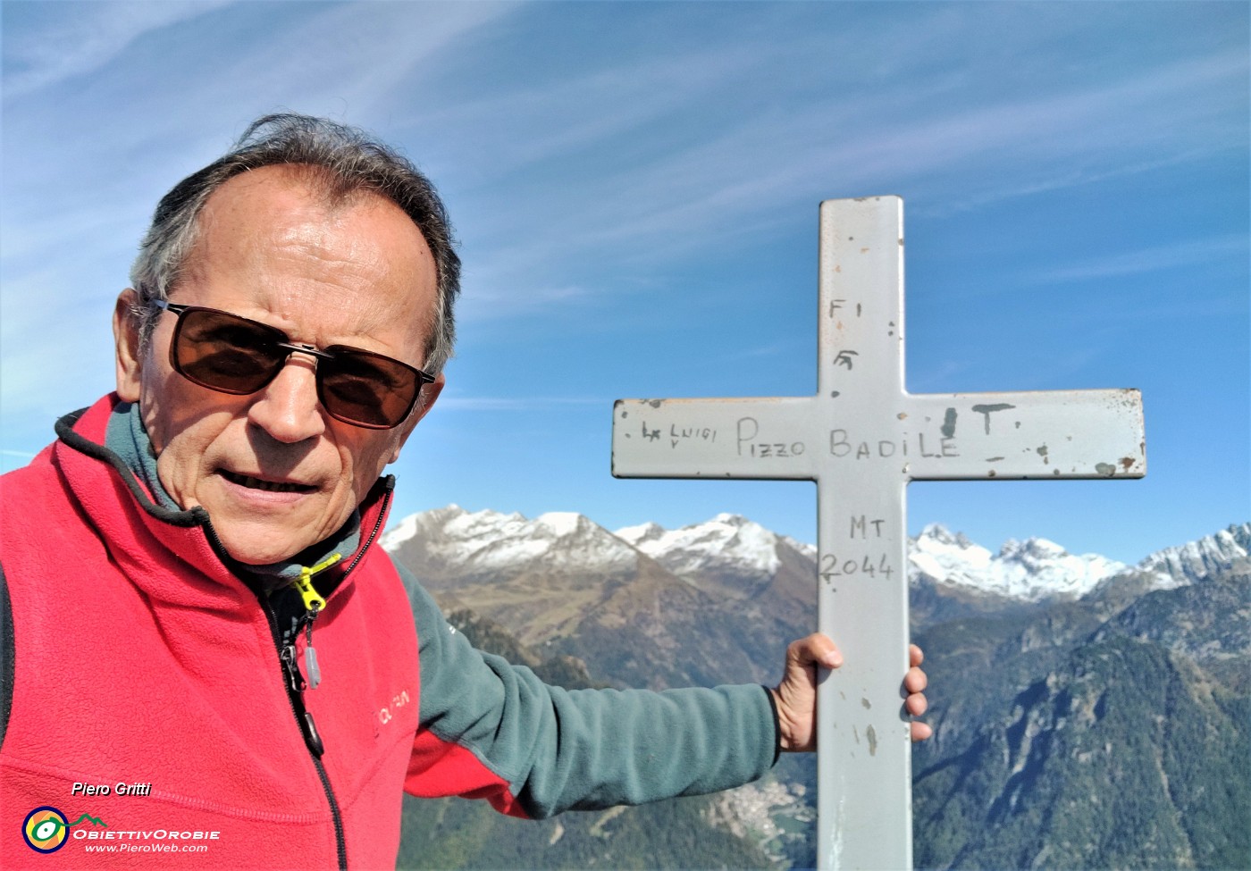 63 Alla croce di vetta del Pizzo Badine  (2044 m) vista panoramica verso le Orobie dell'alta Val Brembana.jpg